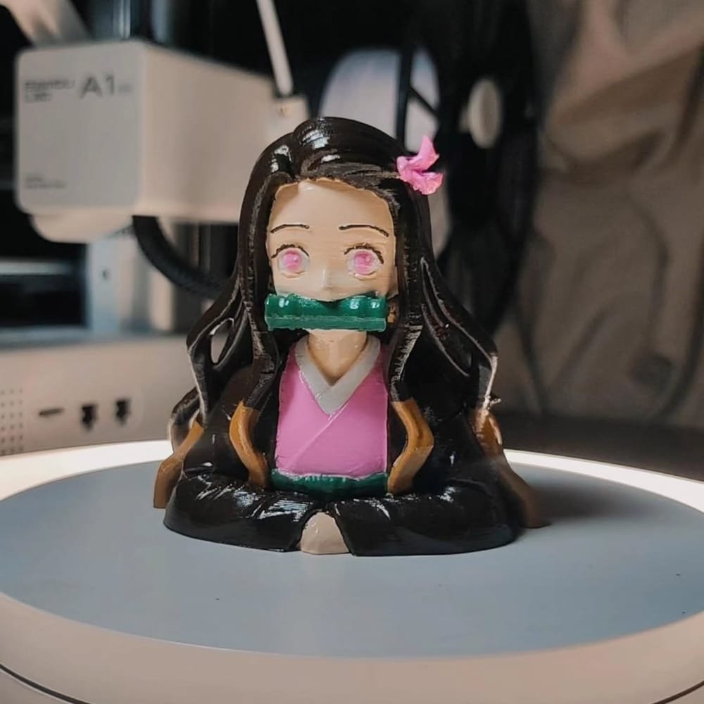 Busto da Nezuko, de Demon Slayer, pintado à mão em preto, rosa e verde